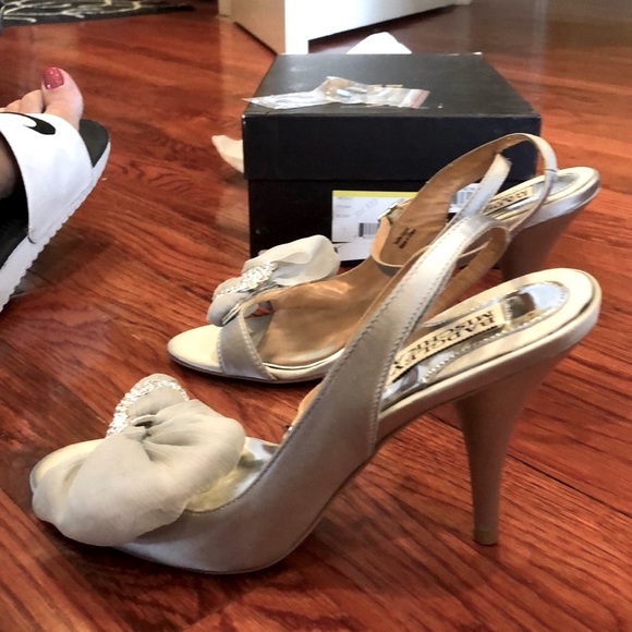 BADGLEY MISCHKA SILVER SATIN SANDAL NWT SZ 7 - Picture 2 of 7